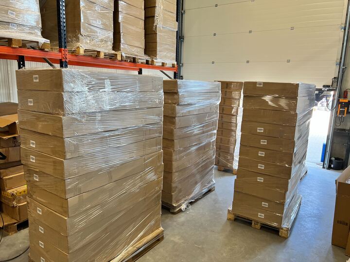 Meerdere cornhole bordsets voorbereid voor een bulkbestelling verzending